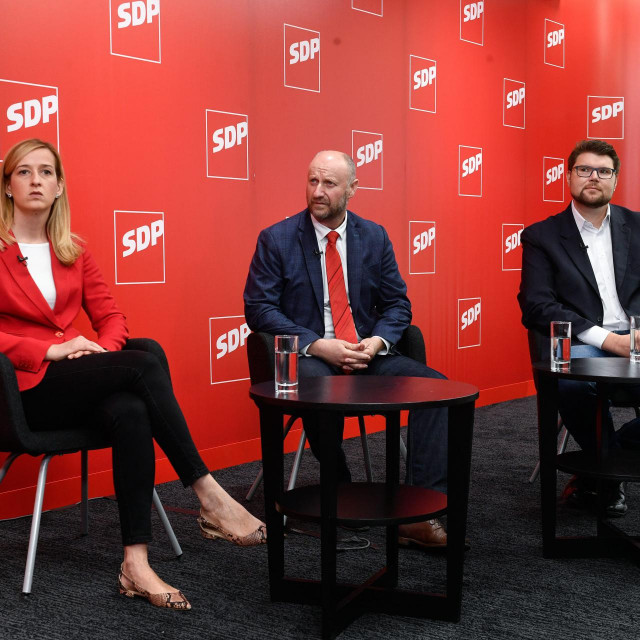 S prvog sučeljavanja, u organizaciji Hanza Medije: Mirela Ahmetović, Željko Kolar i Peđa Grbin