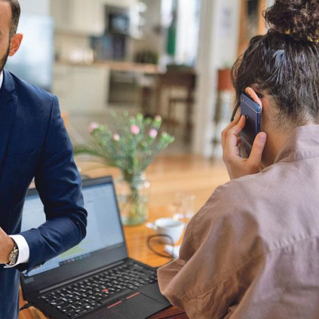 Josip Aladrović (lijevo), rad od kuće (na glavnoj fotografiji)