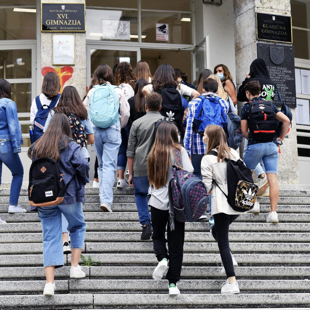 Učenici gimnazija u Križanićevoj ulici u Zagrebu ulaze u zgradu škole na prvi dan školske godine 2020/2021
