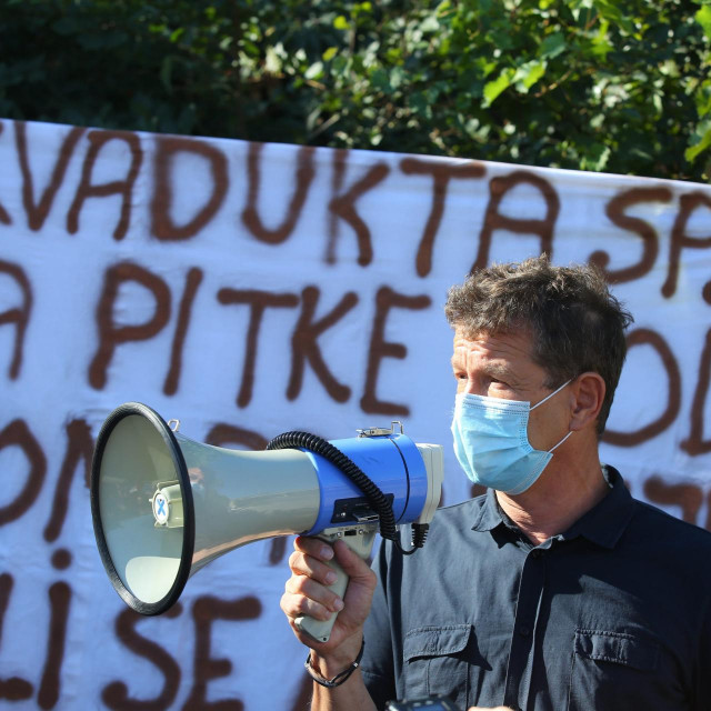 Prosvjed stanovnika Mostina protiv stalnog prolaska teških kamiona ispod Dioklecijanovog akvadukta zbog kojeg se urušavaju dijelovi tog spomenika kulture.