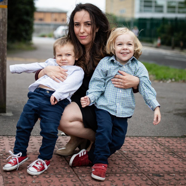 Stella Moris sa sinovima Gabrielom i Maxom