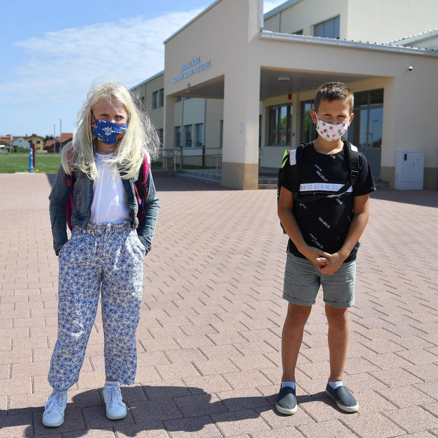 Nela i Tibor ispred nove škole