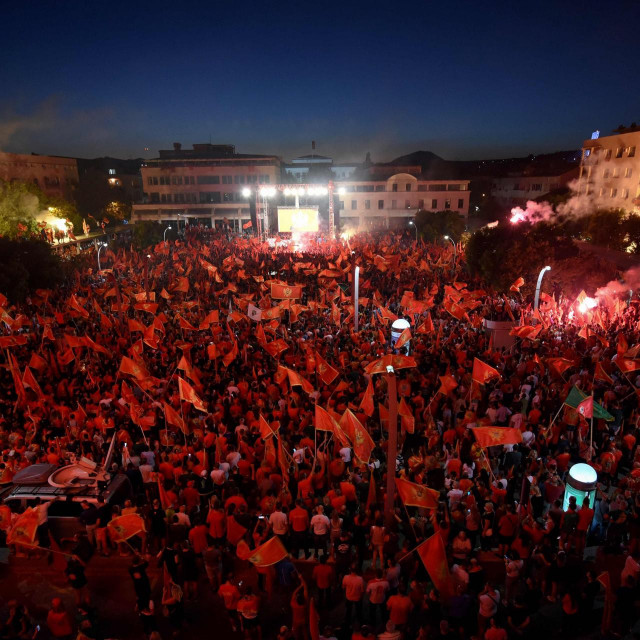 Prizor sa skupa podrške Mili Đukanoviću jedan je od događaja koji se tretira kao epidemiološki problematičan