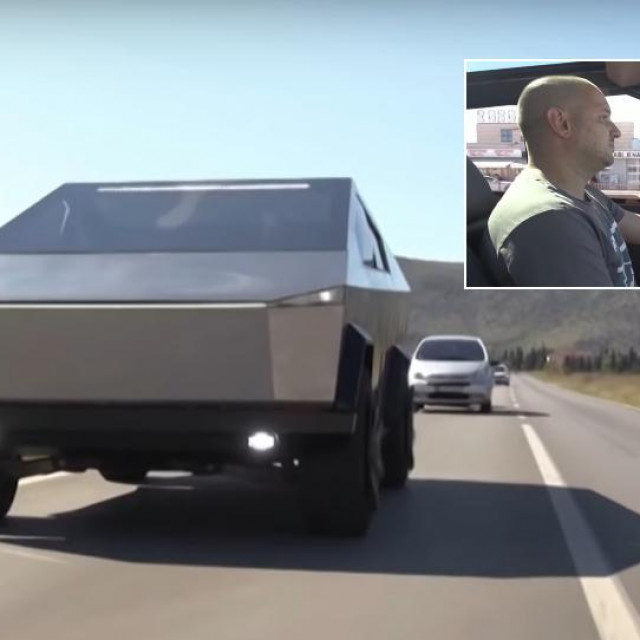 Replika Tesle Cybertruck