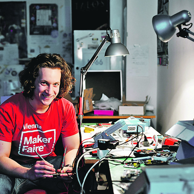 Albert Gajšak, koji je pokrenuo startup MAKERbuino, fotografiran u svojoj radionici gdje sklapa proizvode