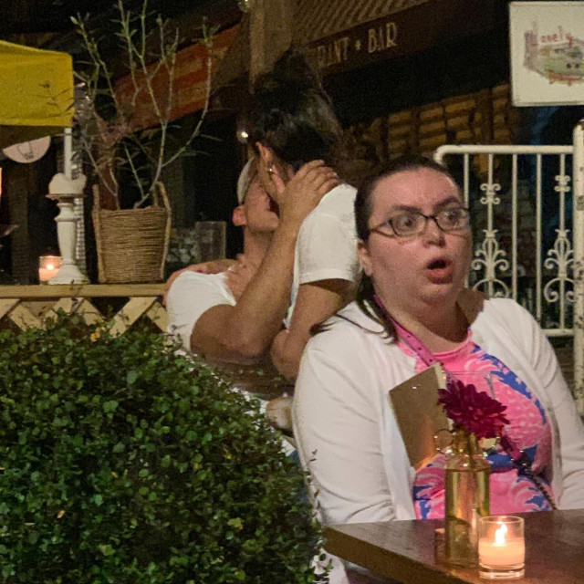 Par se evidentno ne skriva, a da uživaju i ne brinu tko će ih vidjeti svjedoči činjenica da su se nekontrolirano i glasno smijali dok su razmjenjivali nježnosti