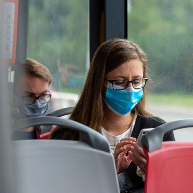 Putnici nose maske u tramvaju u Pragu