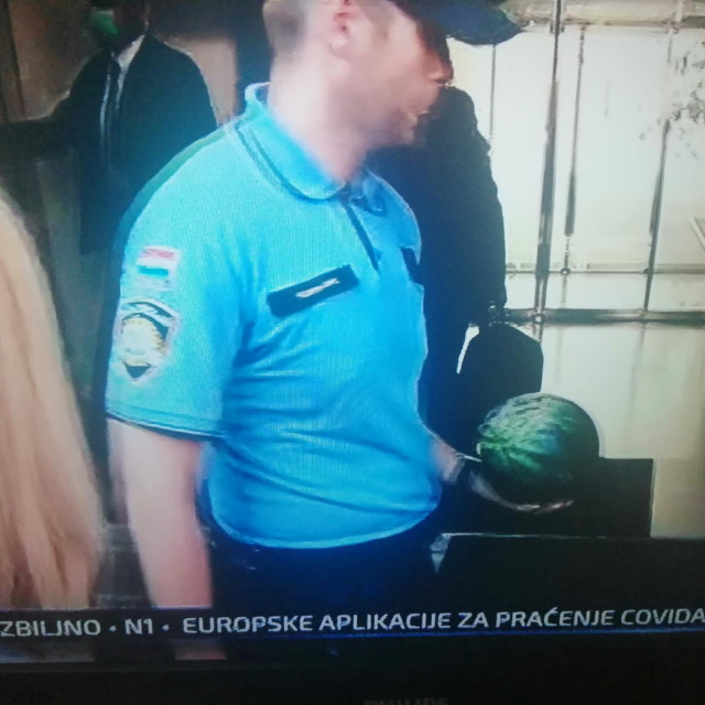 Vili Beroš prima lubenicu