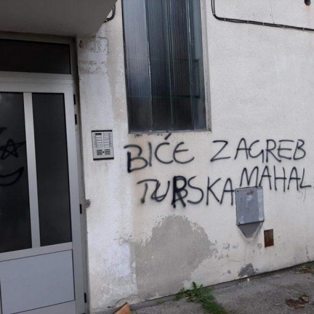 Uvredljivi natpis u Vitezu