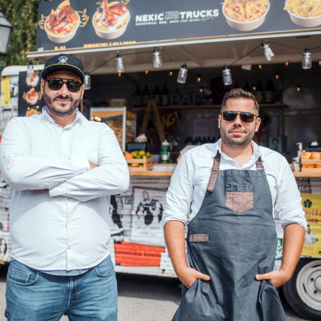 Zagreb, 030920.
Zagreb burger festival na Strossmayerovom trgu.Na slici su braca Nekic.