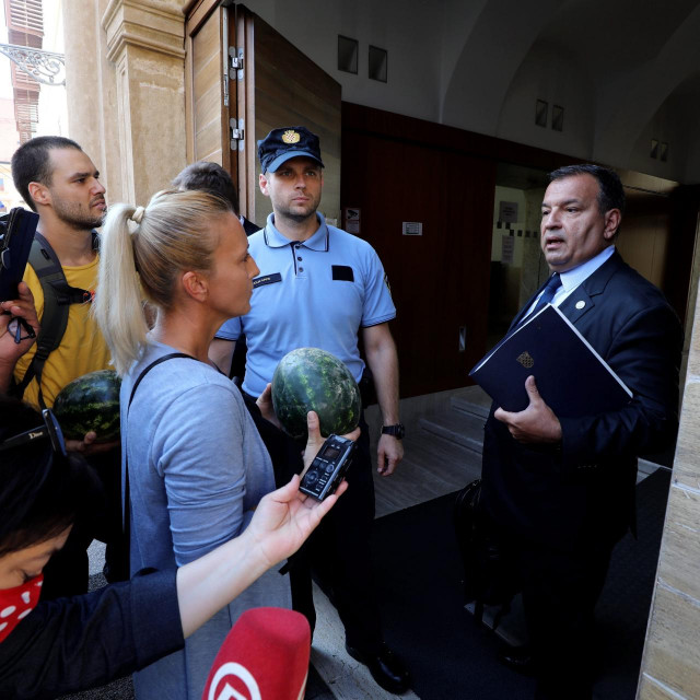 Marina Galović predaje lubenicu ministru Berošu