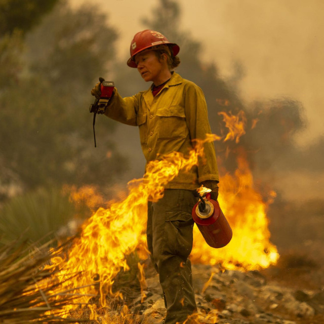 Vatrogaskinja postrojbe Mormon Lake Hotshots Sara Sweeney tijekom intervencije
