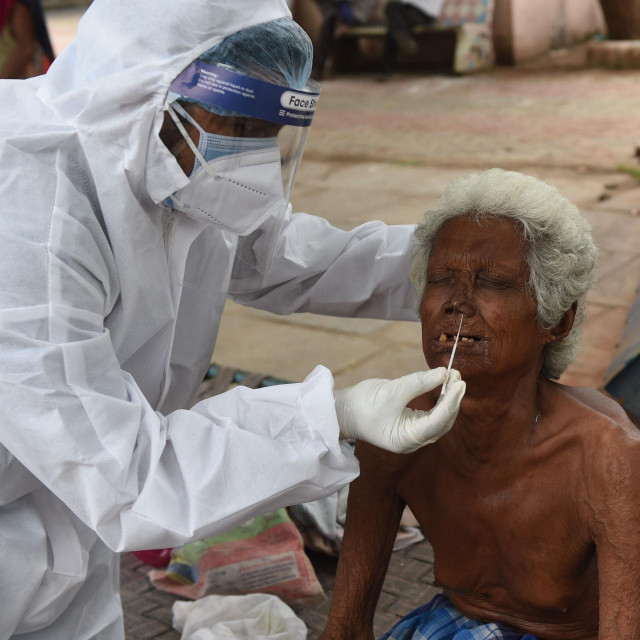 Uzimanje brisa u Ahmedabadu u Indiji