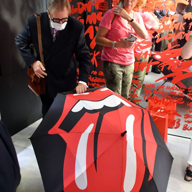 Otvorenje trgovine popratili su i mlađi, ali i stariji fanovi kultnog benda.