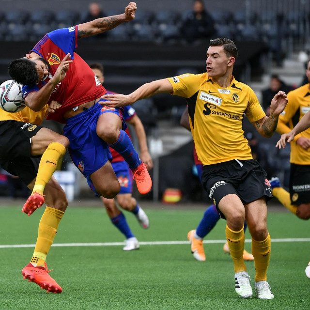 Baselov defenzivac Omar Alderete (lijevo) na utakmici protiv Young Boysa u finalu Kupa krajem kolovoza