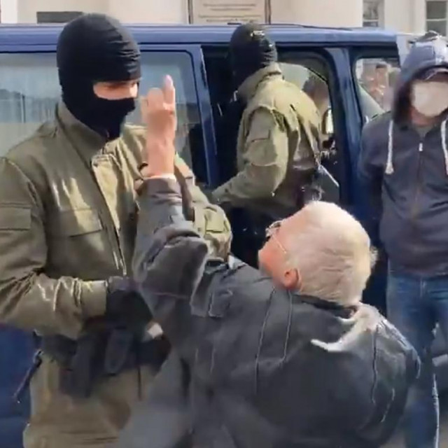 Baka se suprotstavlja policajcima