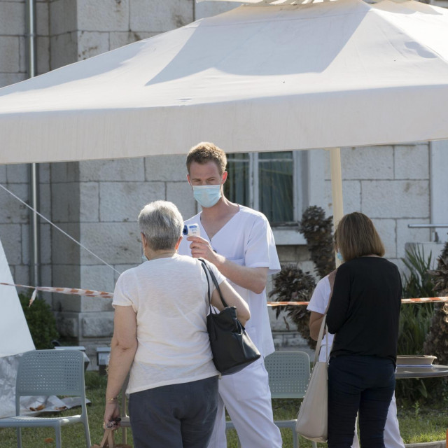 Mjerenje temperature ispred Opće bolnice u Zadru