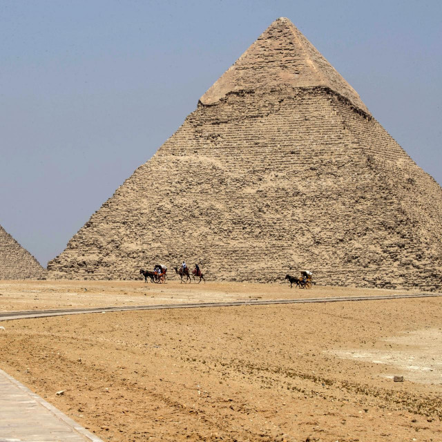 Keopsova i Kefrenova piramida kod Kaira