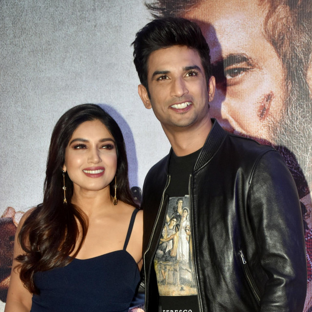 Sushant Singh Rajput (desno)