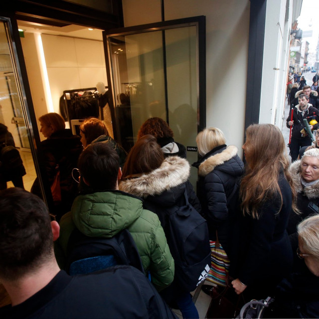 Kupci ispred trgovine Zara