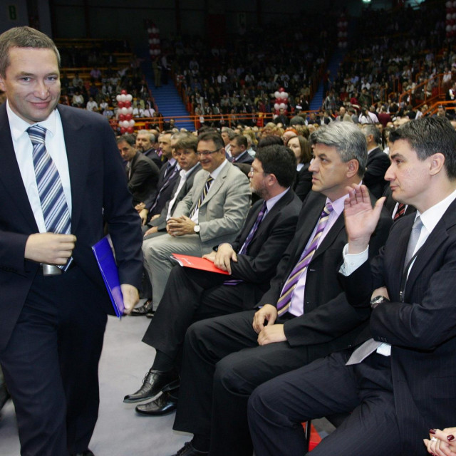 Dragan Kovačević prolazi pored tadašnjeg predsjednika SDP-a Zorana Milanovića (2008. godina)