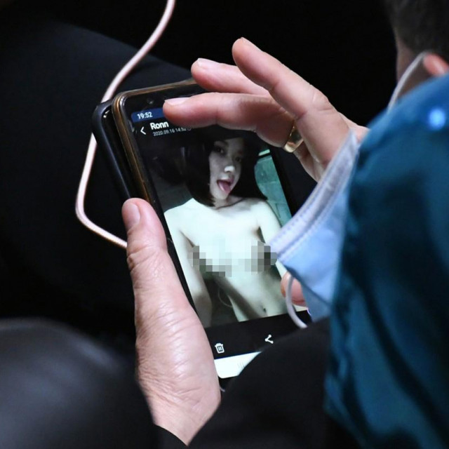 Zastupnik u parlamentu gledao pornografiju tijekom sjednice