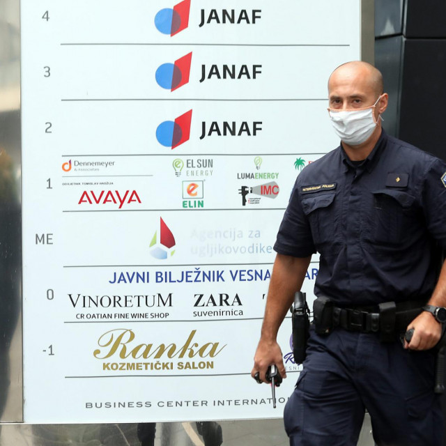 Policija pred Janafom