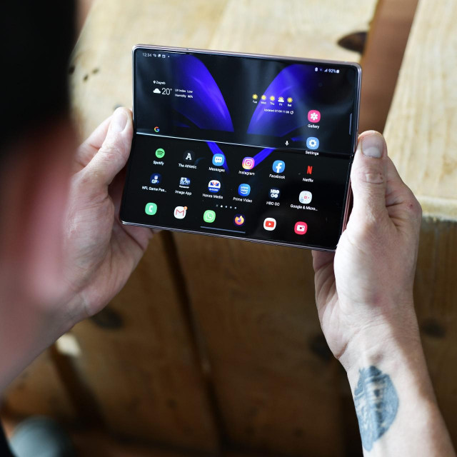 Zagreb, 070920.
Mobitel Samsung Galaxy Z Fold2.