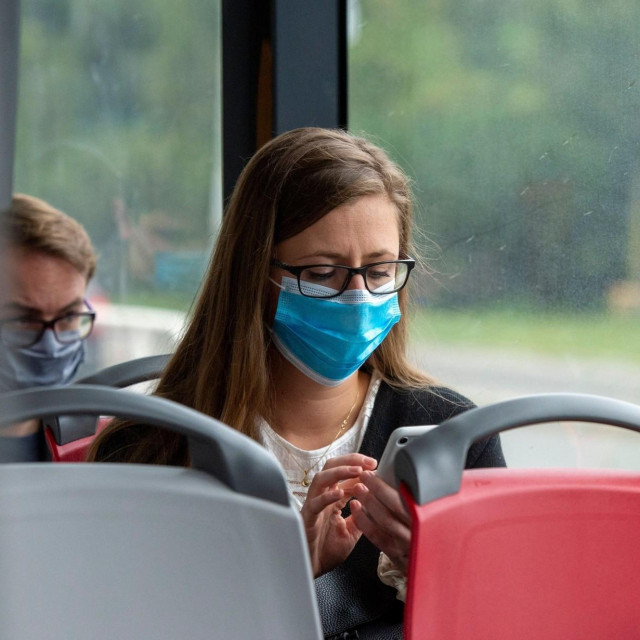 Putnici nose maske u tramvaju u Pragu