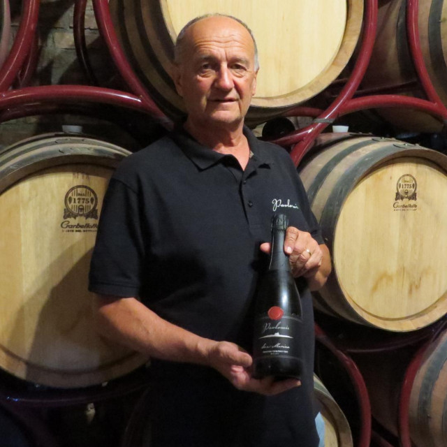 Miroslav Palinkaš, direktor Vinarije Pavlomir, s pjenušcem San Marino