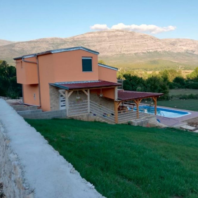 Vila uz izvor Cetine