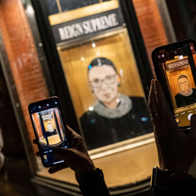 Portret pokojne Ruth Bader Ginsburg