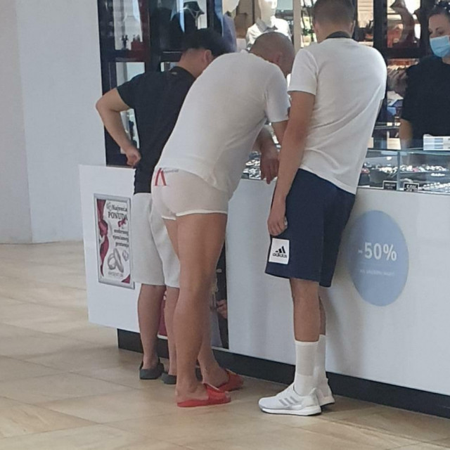 Muškarac u gaćama prošetao trgovačkim centrom