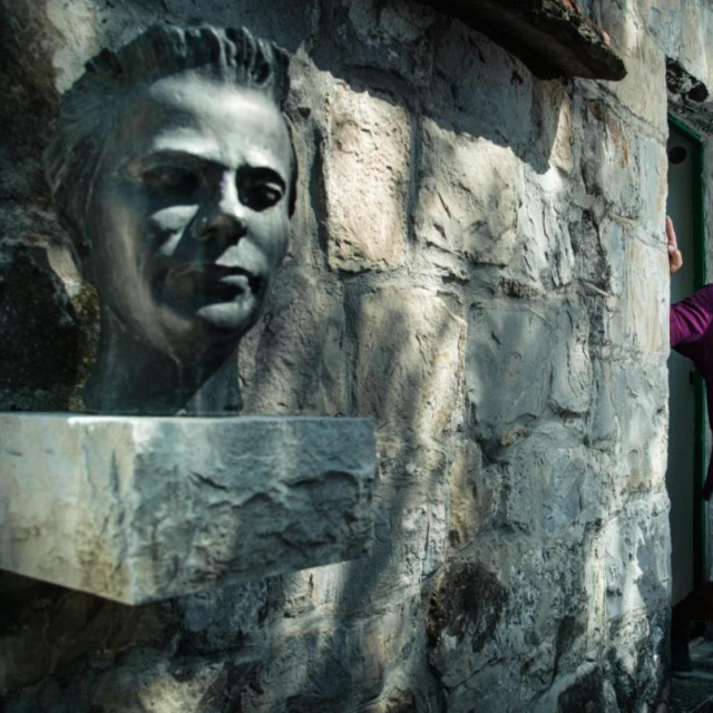 Pjesnikova bista i njegov nećak Ante Ćićo Pupačić na ulazu u muzej na Slimenu