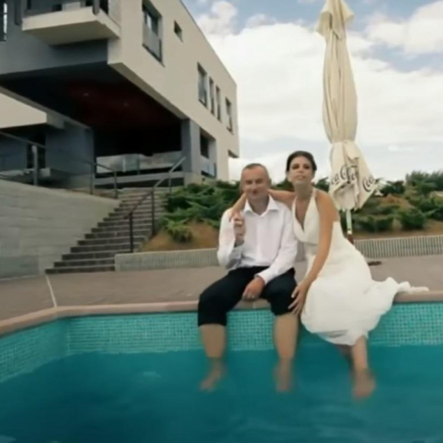 Vinko Grgić sa suprugom kod bazena svoje vile