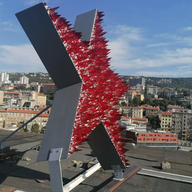 Crvena zvijezda na Riječkom neboderu