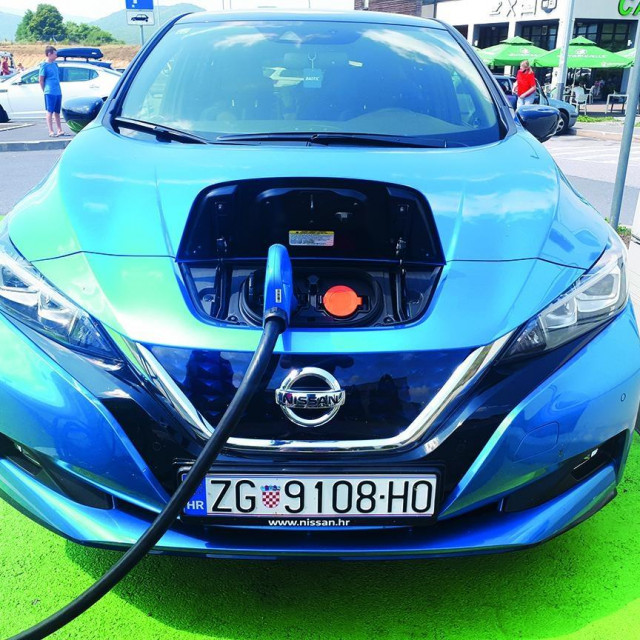 Električni automobil