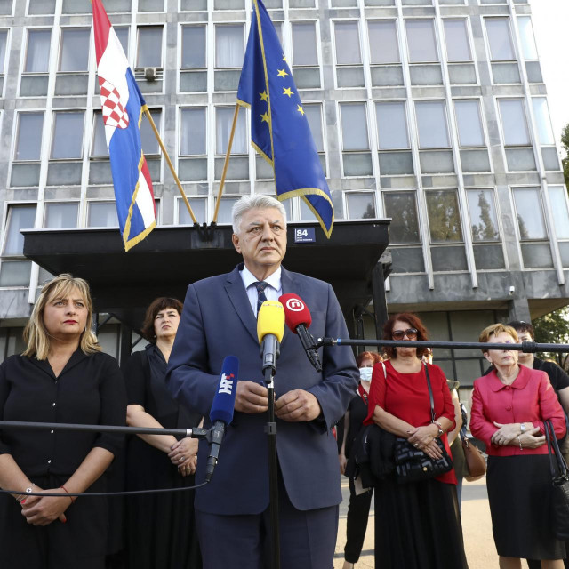 SDP-ovci položili cvijeće ispred Općinskog građanskog suda