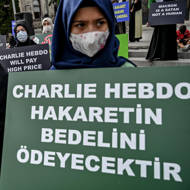 Nedavno se i u Istanbulu prosvjedovalo zbog ponovnog objavljivanja karikature proroka Muhameda