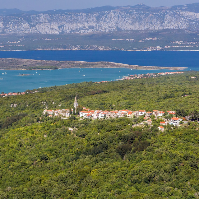 Iz Dobrinja se pruža fantastičan pogled na otočke uvale, kopno, Crikvenicu i Novi Vinodolski.