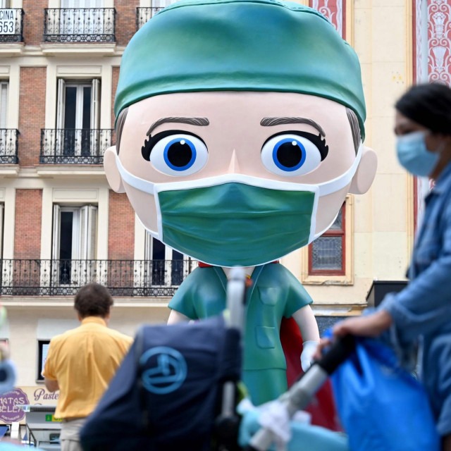 Lik zdravstvenog radnika na trgu u Madridu