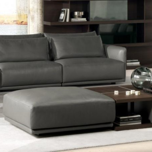 Klupski stolići model Kubika, photo by Natuzzi, salon Natuzzi Zagreb, Buzin