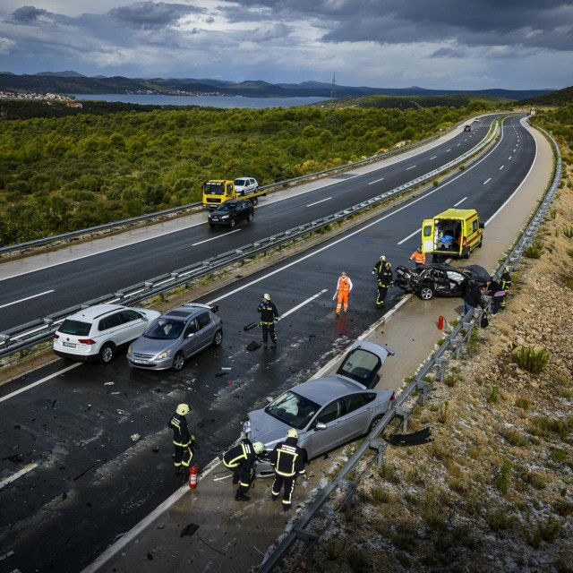 Zbog leda na cesti došlo je do sudara više vozila na autocesti A1, kod odmorišta Krka, između čvorova Šibenik i Skradin u smjeru Zagreba. Prema prvim informacijama, sudar se dogodio nešto prije 10 sati, a ozlijeđene su četiri osobe. U trenutku nesreće na tom području padala je tuča