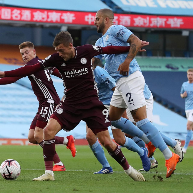 Kyle Walker ruši Jamiea Vardyja za prvi penal za Leicester