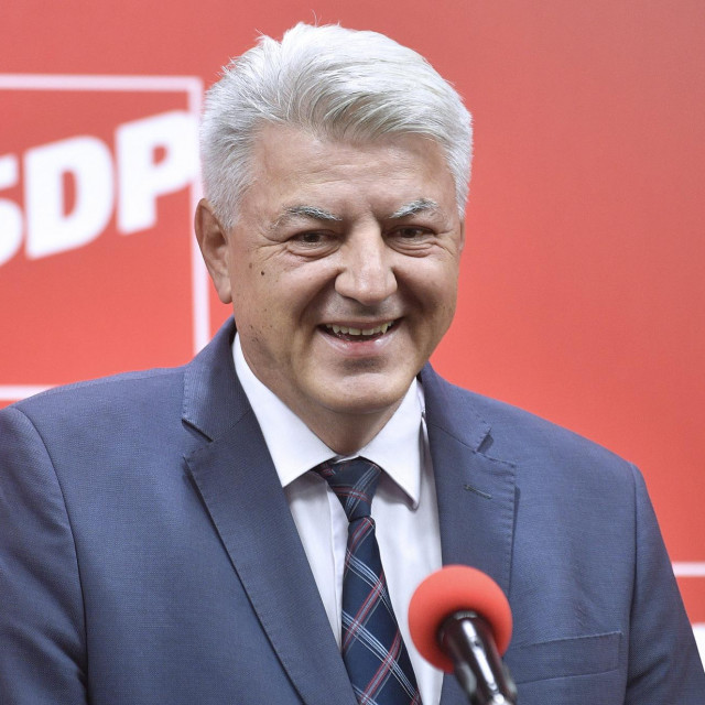 Zagreb, 270920.
SDP, Iblerov trg 9.
Konferenciju za medije odrzao je Zlatko Komadina na temu izbornih rezultata u SDP-u.
