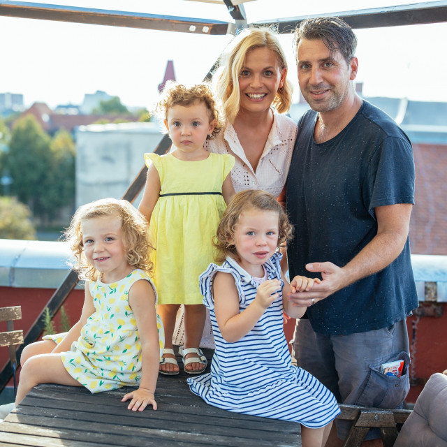 Nevena Rendeli i Mak Vejzović s kćerima Leom, Mare i Vitom 