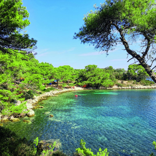 plaža na ulazu u kamp Zaglav na otoku Lastovu