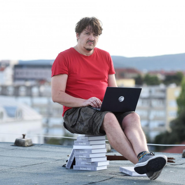 Nagraživani zadarski književnik Želimir Periš objavio je novu knjigu, roman Mladenka kostonoga u izdanju OceanMora.
 