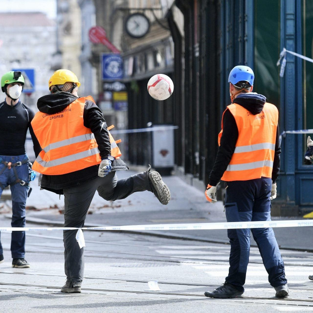 Radnici se igraju loptom