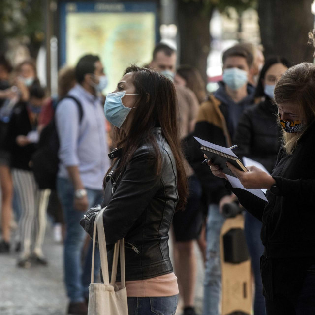 Redovi za testiranje na koronavirus u Pragu
